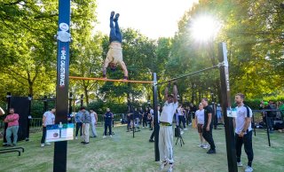Man doet de 'flag' bij Calisthenicsterrein