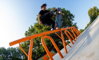 Skater doet truc op skatebaan Urban Ox Park