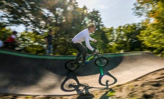 Jongen op een fiets over de baan van Urban Ox Park